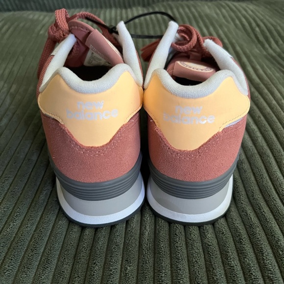 New women’s new balance shoes in size 9.5 - Picture 2 of 2